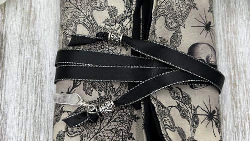 Reversible Cotton Lined Tarot Wrap/ Skull Tarot Wrap / Tarot Supplies / Tarot Deck Storage / Tarot Cloth / Tarot Supplies / Altar