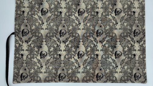 Reversible Cotton Lined Tarot Wrap/ Skull Tarot Wrap / Tarot Supplies / Tarot Deck Storage / Tarot Cloth / Tarot Supplies / Altar