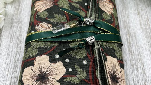 Reversible Silk Lined Tarot Wrap/ William Morris Tarot Wrap / Tarot Supplies / Tarot Deck Storage / Tarot Cloth / Tarot Supplies / Altar