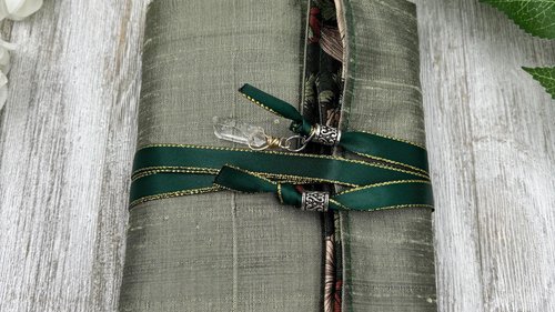 Reversible Silk Lined Tarot Wrap/ William Morris Tarot Wrap / Tarot Supplies / Tarot Deck Storage / Tarot Cloth / Tarot Supplies / Altar